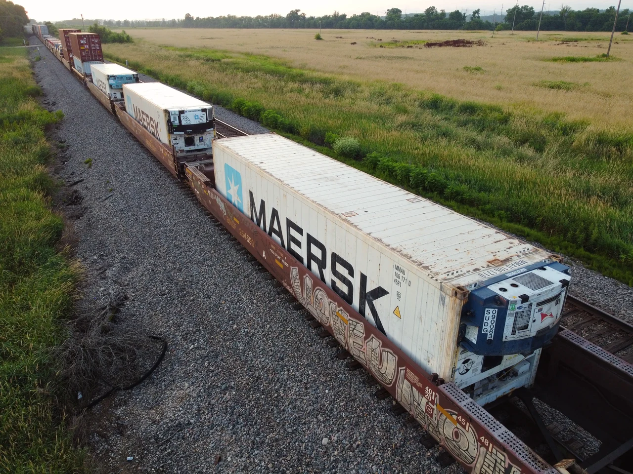Kühlcontainer auf einem Güterzug