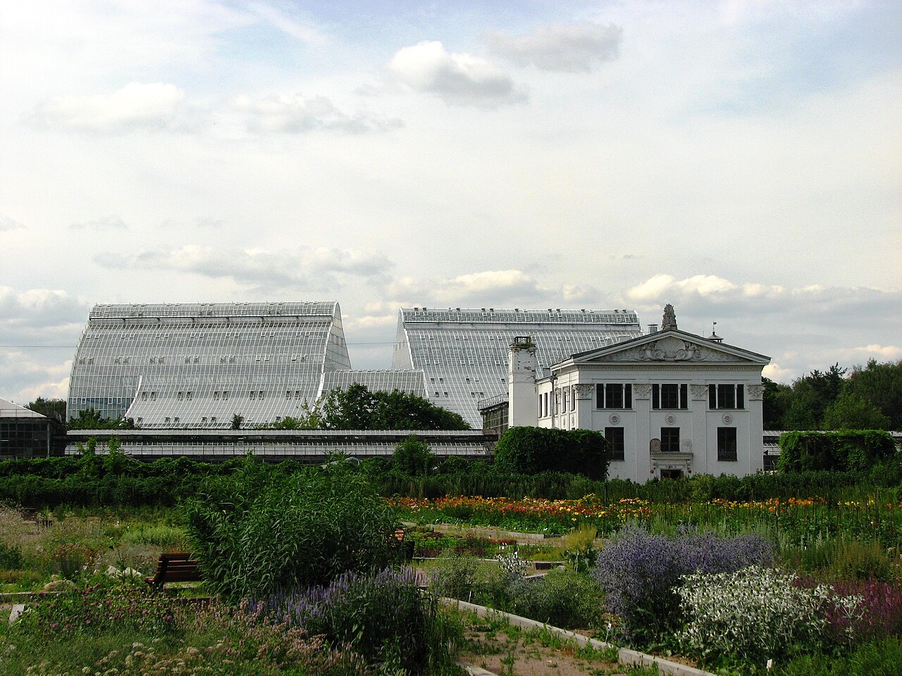 Große Glasgewächshäuser in einem botanischen Garten